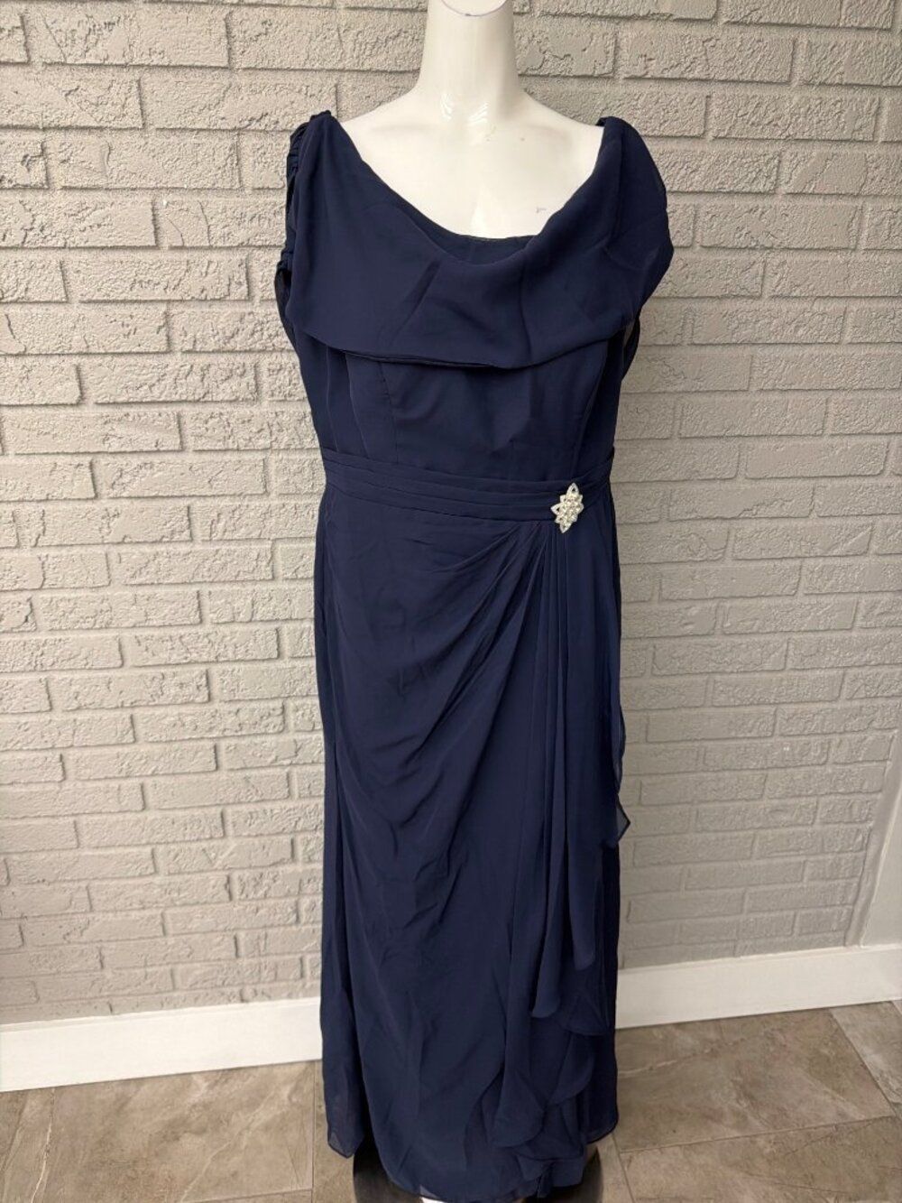 HY Women’s Navy Blue Mother of the Bride or Groom Gown Size 16